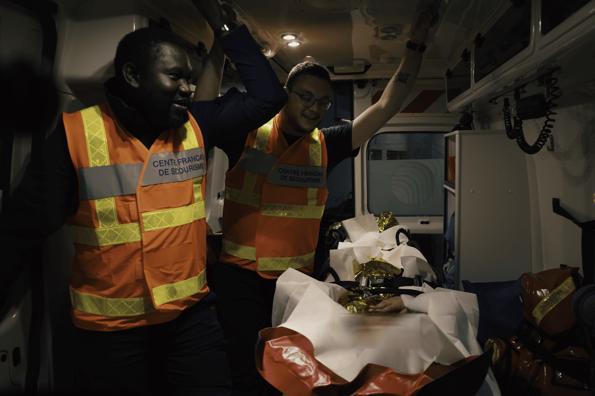Équipe du CFS 22 en intervention dans un véhicule de premiers secours
